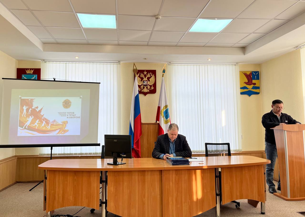 Сегодня глава Озинского района Дмитрий Перин провел заседание постоянно действующего совещания с участием руководителей организаций и учреждений Озинского района..